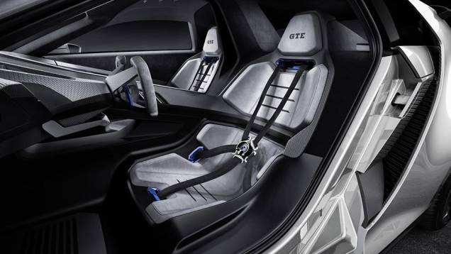 O mais curioso dos detalhes, divisão dos espaços para motorista e passageiro, praticamente como se fossem dois cockpits | <a href="https://beta-develop.quatrorodas.abril.com.br/noticias/fabricantes/volkswagen-golf-gte-sport-concept-abusa-futurismo-864842.shtml" rel="migration">Leia mais</a> O mais curioso dos detalhes, divisão dos espaços para motorista e passageiro, praticamente como se fossem dois cockpits | <a href="https://beta-develop.quatrorodas.abril.com.br/noticias/fabricantes/volkswagen-golf-gte-sport-concept-abusa-futurismo-864842.shtml" rel="migration">Leia mais</a>