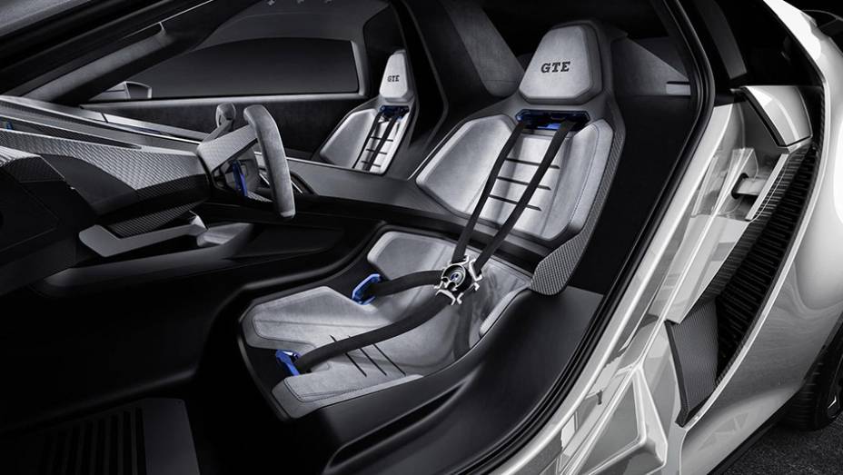 O mais curioso dos detalhes, divisão dos espaços para motorista e passageiro, praticamente como se fossem dois cockpits | <a href="https://beta-develop.quatrorodas.abril.com.br/noticias/fabricantes/volkswagen-golf-gte-sport-concept-abusa-futurismo-864842.shtml" rel="migration">Leia mais</a> O mais curioso dos detalhes, divisão dos espaços para motorista e passageiro, praticamente como se fossem dois cockpits | <a href="https://beta-develop.quatrorodas.abril.com.br/noticias/fabricantes/volkswagen-golf-gte-sport-concept-abusa-futurismo-864842.shtml" rel="migration">Leia mais</a>