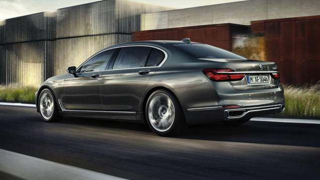 As lanternas do modelo seguem o formato de "L" | <a href="https://beta-develop.quatrorodas.abril.com.br/noticias/fabricantes/bmw-mantem-alto-padrao-novo-serie-7-874860.shtml" rel="migration">Leia mais</a> As lanternas do modelo seguem o formato de "L" | <a href="https://beta-develop.quatrorodas.abril.com.br/noticias/fabricantes/bmw-mantem-alto-padrao-novo-serie-7-874860.shtml" rel="migration">Leia mais</a>