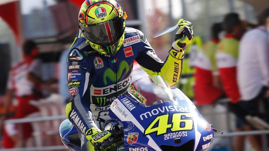 Seu companheiro, o italiano Valentino Rossi, ficou com a segunda colocação | <a href="https://beta-develop.quatrorodas.abril.com.br/moto/galerias/competicoes/motogp-2015-catalunha-876720.shtml" rel="migration">Leia mais</a>