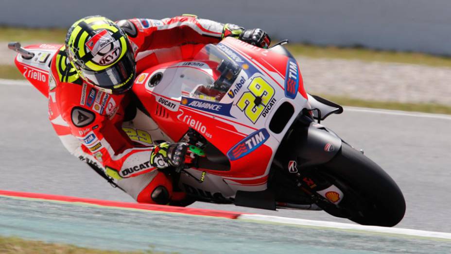 Sempre constante, Andrea Iannone levou a Ducati &agrave; quarta coloca&ccedil;&atilde;o | <a href="https://beta-develop.quatrorodas.abril.com.br/moto/galerias/competicoes/motogp-2015-catalunha-876720.shtml" rel="migration">Leia mais</a>