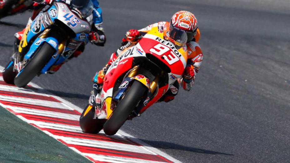 Atual bicampe&atilde;o da categoria, Marc Marquez abandonou logo no in&iacute;cio da prova | <a href="https://beta-develop.quatrorodas.abril.com.br/moto/galerias/competicoes/motogp-2015-catalunha-876720.shtml" rel="migration">Leia mais</a>