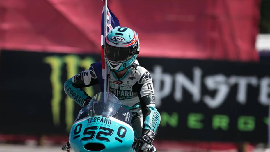 O triunfo da Moto3 foi do l&iacute;der do campeonato, Danny Kent | <a href="https://beta-develop.quatrorodas.abril.com.br/moto/galerias/competicoes/motogp-2015-catalunha-876720.shtml" rel="migration">Leia mais</a>