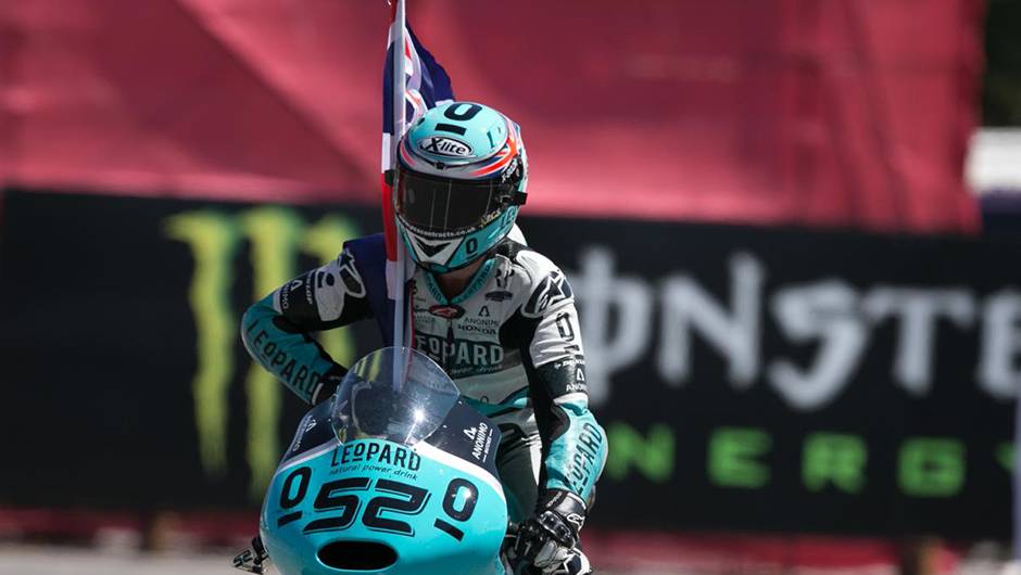 O triunfo da Moto3 foi do l&iacute;der do campeonato, Danny Kent | <a href="https://beta-develop.quatrorodas.abril.com.br/moto/galerias/competicoes/motogp-2015-catalunha-876720.shtml" rel="migration">Leia mais</a>