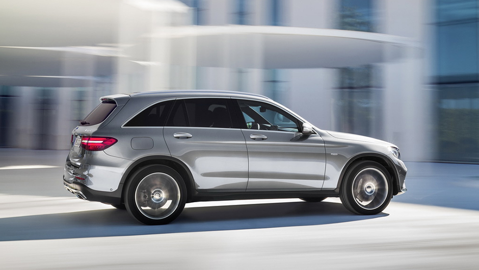 Basicamente, trata-se de uma reestiliza&ccedil;&atilde;o rebatizada do que se conhecia como GLK | <a href="https://beta-develop.quatrorodas.abril.com.br/noticias/fabricantes/mercedes-benz-enfim-apresenta-glc-877760.shtml" rel="migration">Leia mais</a>