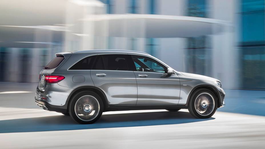 Basicamente, trata-se de uma reestiliza&ccedil;&atilde;o rebatizada do que se conhecia como GLK | <a href="https://beta-develop.quatrorodas.abril.com.br/noticias/fabricantes/mercedes-benz-enfim-apresenta-glc-877760.shtml" rel="migration">Leia mais</a>
