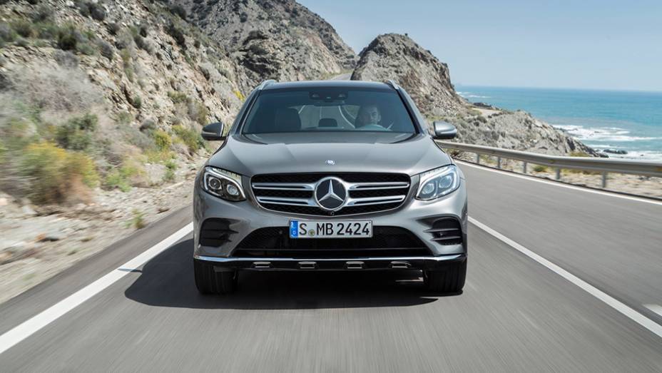 Tamb&eacute;m est&aacute; dispon&iacute;vel a 350e, plug-in h&iacute;brida, de 320 cv | <a href="https://beta-develop.quatrorodas.abril.com.br/noticias/fabricantes/mercedes-benz-enfim-apresenta-glc-877760.shtml" rel="migration">Leia mais</a>
