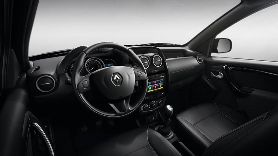 Internamente, a cabine também tem muitas semelhanças com o renovado SUV | <a href="https://beta-develop.quatrorodas.abril.com.br/noticias/saloes/buenos-aires-2015/renault-exibe-duster-picape-sandero-r-s-877281.shtml" rel="migration">Leia mais</a>