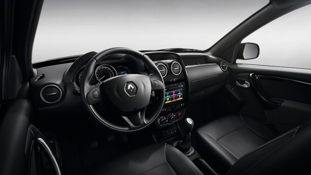 Internamente, a cabine tamb&eacute;m tem muitas semelhan&ccedil;as com o renovado SUV | <a href="https://beta-develop.quatrorodas.abril.com.br/noticias/saloes/buenos-aires-2015/renault-exibe-duster-picape-sandero-r-s-877281.shtml" rel="migration">Leia mais</a>