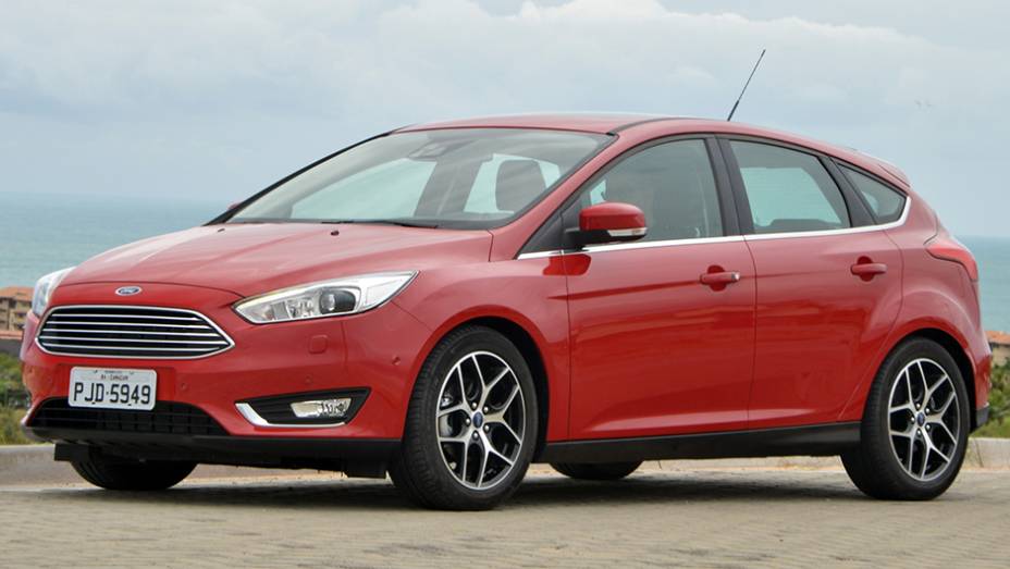 Em sua mais nova reestilização, o Focus adota a identidade visual da maior parte dos modelos da Ford, com grade frontal "boca de bagre" | <a href="https://beta-develop.quatrorodas.abril.com.br/noticias/fabricantes/novo-ford-focus-chega-r-69-900-879421.shtml" rel="migration">Leia mais</a>