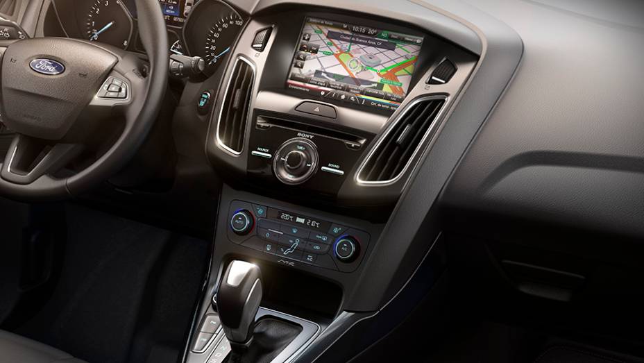 Por dentro, o modelo traz sistema multimídia SYNC com MyFord Touch e GPS a partir da versão Titanium | <a href="https://beta-develop.quatrorodas.abril.com.br/noticias/fabricantes/novo-ford-focus-chega-r-69-900-879421.shtml" rel="migration">Leia mais</a> | <a href="https://quatrorodas.abri" rel="migration"></a>