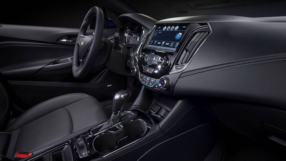 O modelo tem vasta lista de itens de seguran&ccedil;a, incluindo 10 airbags, detector de pontos cegos e alerta de colis&atilde;o dianteira | <a href="https://beta-develop.quatrorodas.abril.com.br/noticias/fabricantes/chevrolet-revela-nova-geracao-cruze-880901.shtml" rel="migration">Leia mais</a>