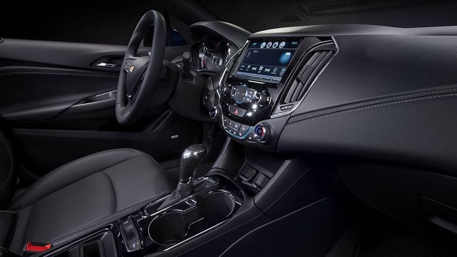 O modelo tem vasta lista de itens de seguran&ccedil;a, incluindo 10 airbags, detector de pontos cegos e alerta de colis&atilde;o dianteira | <a href="https://beta-develop.quatrorodas.abril.com.br/noticias/fabricantes/chevrolet-revela-nova-geracao-cruze-880901.shtml" rel="migration">Leia mais</a>