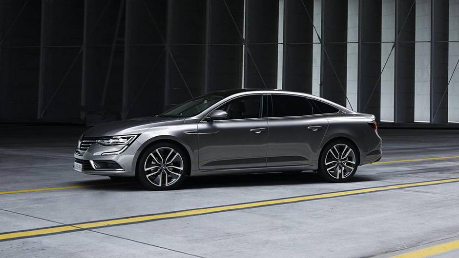 O sed&atilde; tem 4,85 metros de comprimento, sendo 2,81m de espa&ccedil;o entre-eixos | <a href="https://beta-develop.quatrorodas.abril.com.br/noticias/fabricantes/oficializado-renault-talisman-tera-cinco-opcoes-motorizacao-884941.shtml" rel="migration">Leia mais</a>