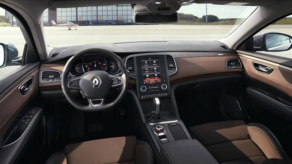 Por dentro, destaque para o sistema multimídia R-Link 2, disponível para as versões mais recheadas | <a href="https://beta-develop.quatrorodas.abril.com.br/noticias/fabricantes/oficializado-renault-talisman-tera-cinco-opcoes-motorizacao-884941.shtml" rel="migration">Leia mais</a>