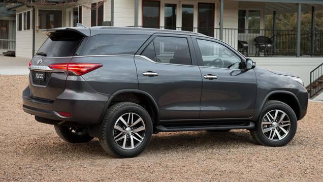 Na Austrália, o modelo terá motor 2.8 turbodiesel de 177 cv | <a href="https://beta-develop.quatrorodas.abril.com.br/noticias/fabricantes/toyota-revela-nova-sw4-australia-887841.shtml" rel="migration">Leia mais</a> Na Austrália, o modelo terá motor 2.8 turbodiesel de 177 cv | <a href="https://beta-develop.quatrorodas.abril.com.br/noticias/fabricantes/toyota-revela-nova-sw4-australia-887841.shtml" rel="migration">Leia mais</a>
