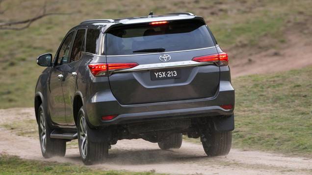 O Fortuner/SW4 também vem com tração integral de série | <a href="https://beta-develop.quatrorodas.abril.com.br/noticias/fabricantes/toyota-revela-nova-sw4-australia-887841.shtml" rel="migration">Leia mais</a> O Fortuner/SW4 também vem com tração integral de série | <a href="https://beta-develop.quatrorodas.abril.com.br/noticias/fabricantes/toyota-revela-nova-sw4-australia-887841.shtml" rel="migration">Leia mais</a>