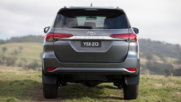 Quando equipado com câmbio manual, o modelo pode puxar até 3.000 kg de carga | <a href="https://beta-develop.quatrorodas.abril.com.br/noticias/fabricantes/toyota-revela-nova-sw4-australia-887841.shtml" rel="migration">Leia mais</a> Quando equipado com câmbio manual, o modelo pode puxar até 3.000 kg de carga | <a href="https://beta-develop.quatrorodas.abril.com.br/noticias/fabricantes/toyota-revela-nova-sw4-australia-887841.shtml" rel="migration">Leia mais</a>