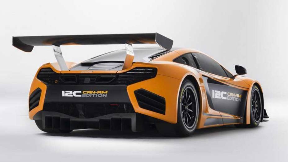 No 12C Can-Am, o enorme aerof&oacute;lio n&atilde;o tem fun&ccedil;&atilde;o meramente decorativa: ele ajuda a segurar o carro no ch&atilde;o em altas velocidades | <a href="https://beta-develop.quatrorodas.abril.com.br/noticias/fabricantes/mclaren-exibe-nova-versao-mp4-12c-697456.shtml" rel="migration">Leia mais</a>