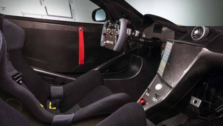 O interior oferece apenas o essencial para a condu&ccedil;&atilde;o nas pistas de corrida | <a href="https://beta-develop.quatrorodas.abril.com.br/noticias/fabricantes/mclaren-exibe-nova-versao-mp4-12c-697456.shtml" rel="migration">Leia mais</a>