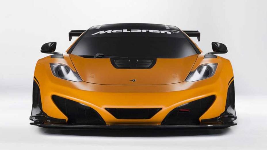 A carroceria laranja &eacute; uma homenagem &agrave; antiga cor dos b&oacute;lidos da McLaren, e contrasta bem com as pe&ccedil;as de fibra de carbono espalhadas pelo ve&iacute;culo | <a href="https://beta-develop.quatrorodas.abril.com.br/noticias/fabricantes/mclaren-exibe-nova-versao-mp4-12c-697456.shtm" rel="migration"></a>