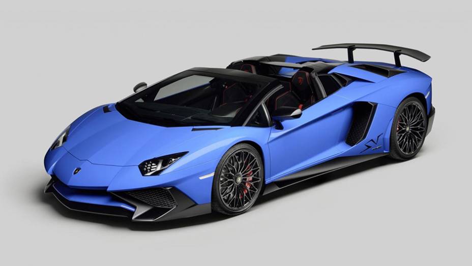 O roadster tem dois painéis de fibra de carbono removíveis como teto, cada um pesando pouco menos de 5,9 kg | <a href="https://beta-develop.quatrorodas.abril.com.br/noticias/fabricantes/lamborghini-aventador-sv-roadster-obra-arte-896220.shtml" target="_blank" rel="migration">Leia mais</a>