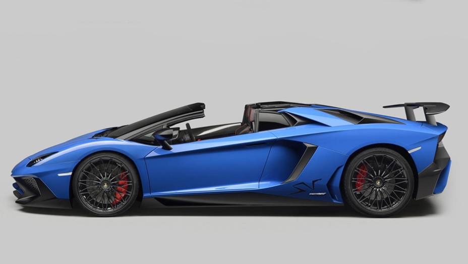 Destaque também para um vidro elétrico traseiro, que pode ser acionado para redução do ruído | <a href="https://beta-develop.quatrorodas.abril.com.br/noticias/fabricantes/lamborghini-aventador-sv-roadster-obra-arte-896220.shtml" target="_blank" rel="migration">Leia mais</a>