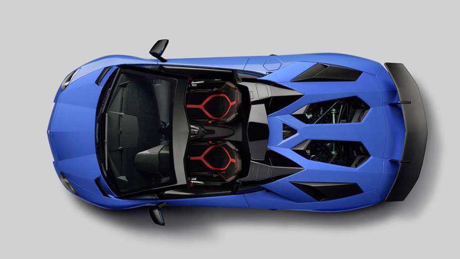 Na hora de acelerar, o modelo avança de 0 a 100 km/h em 2,9 segundos, alcançando a máxima de 350 km/h | <a href="https://beta-develop.quatrorodas.abril.com.br/noticias/fabricantes/lamborghini-aventador-sv-roadster-obra-arte-896220.shtml" target="_blank" rel="migration">Leia mais</a>