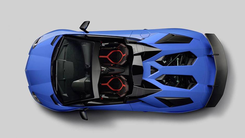 Na hora de acelerar, o modelo avan&ccedil;a de 0 a 100 km/h em 2,9 segundos, alcan&ccedil;ando a m&aacute;xima de 350 km/h | <a href="https://beta-develop.quatrorodas.abril.com.br/noticias/fabricantes/lamborghini-aventador-sv-roadster-obra-arte-896220.shtml" target="_blank" rel="migration">Leia mais</a>
