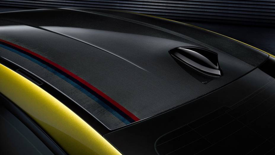 O teto de fibra de carbono tem faixas decorativas com as cores da divisão Motorsport | <a href="https://beta-develop.quatrorodas.abril.com.br/noticias/fabricantes/bmw-mostra-fotos-concept-m4-750070.shtml" rel="migration">Leia mais</a>