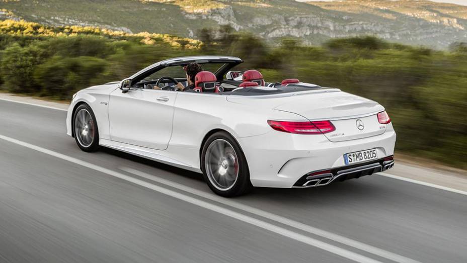 Há duas versões de motorização: S500, com bloco 4.7 V8 de 455 cv, e S63 AMG, com bloco 5.5 V8 de 585 cv <a href="https://beta-develop.quatrorodas.abril.com.br/noticias/fabricantes/mercedes-benz-resgata-antiga-tradicao-classe-s-cabriolet-901700.shtml" target="_blank" rel="migration">Leia m</a> Há duas versões de motorização: S500, com bloco 4.7 V8 de 455 cv, e S63 AMG, com bloco 5.5 V8 de 585 cv <a href="https://beta-develop.quatrorodas.abril.com.br/noticias/fabricantes/mercedes-benz-resgata-antiga-tradicao-classe-s-cabriolet-901700.shtml" target="_blank" rel="migration">Leia m</a>
