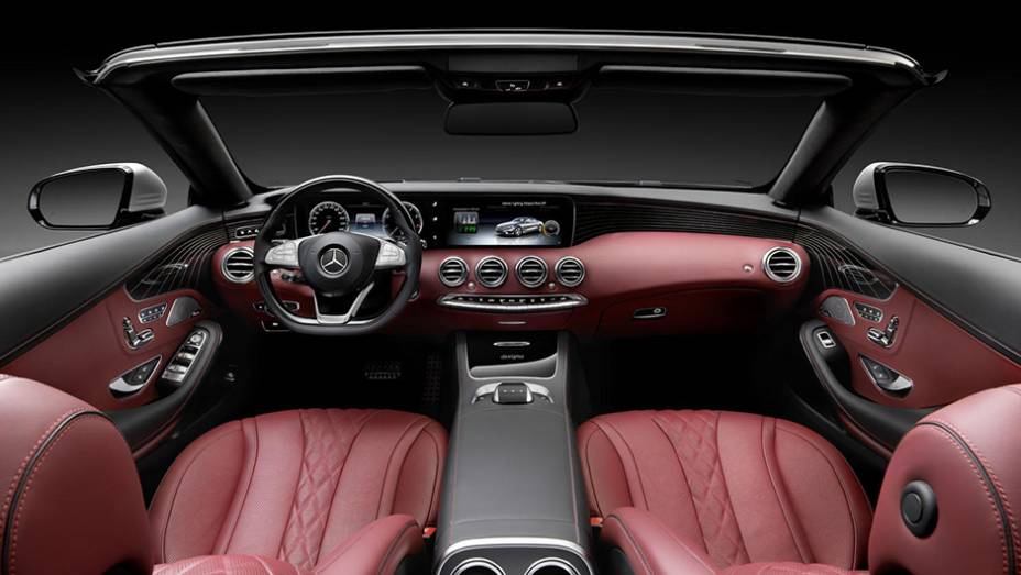 O interior tem at&eacute; seis combina&ccedil;&otilde;es de cores de revestimento dispon&iacute;veis <a href="https://beta-develop.quatrorodas.abril.com.br/noticias/fabricantes/mercedes-benz-resgata-antiga-tradicao-classe-s-cabriolet-901700.shtml" target="_blank" rel="migration">Leia mais</a>