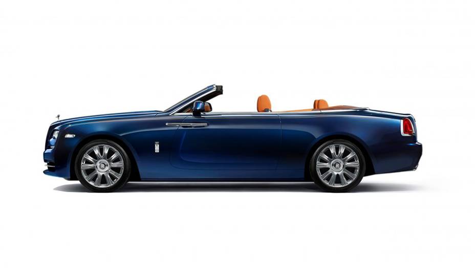 São 5,28 metros de comprimento, dos quais 3,11m de espaço entre-eixos | <a href="https://beta-develop.quatrorodas.abril.com.br/noticias/fabricantes/conheca-dawn-novo-conversivel-rolls-royce-902940.shtml" target="_blank" rel="migration">Leia mais</a> São 5,28 metros de comprimento, dos quais 3,11m de espaço entre-eixos | <a href="https://beta-develop.quatrorodas.abril.com.br/noticias/fabricantes/conheca-dawn-novo-conversivel-rolls-royce-902940.shtml" target="_blank" rel="migration">Leia mais</a>