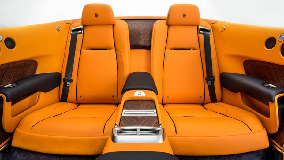 Chegando ao mercado em 2016, o Dawn deve ser vendido por 250 mil libras esterlinas | <a href="https://beta-develop.quatrorodas.abril.com.br/noticias/fabricantes/conheca-dawn-novo-conversivel-rolls-royce-902940.shtml" target="_blank" rel="migration">Leia mais</a> Chegando ao mercado em 2016, o Dawn deve ser vendido por 250 mil libras esterlinas | <a href="https://beta-develop.quatrorodas.abril.com.br/noticias/fabricantes/conheca-dawn-novo-conversivel-rolls-royce-902940.shtml" target="_blank" rel="migration">Leia mais</a>