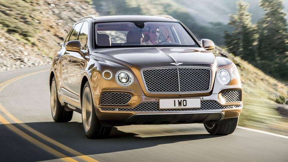 Com isso, ele &eacute; tido pela Bentley como mais r&aacute;pido SUV do mundo, chegando a 301 km/h | <a href="https://beta-develop.quatrorodas.abril.com.br//noticias/fabricantes/bentley-bentayga-eleva-patamar-suvs-luxo-903320.shtml" target="_blank" rel="migration">Leia mais</a>