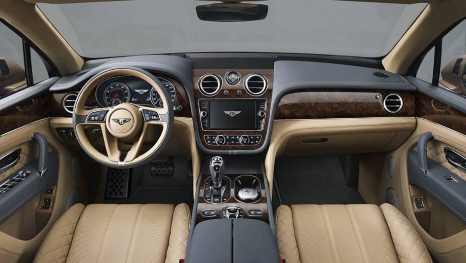 O interior &eacute; luxuoso, com revestimento de couro com sete varia&ccedil;&otilde;es de acabamento | <a href="https://beta-develop.quatrorodas.abril.com.br//noticias/fabricantes/bentley-bentayga-eleva-patamar-suvs-luxo-903320.shtml" target="_blank" rel="migration">Leia mais</a>