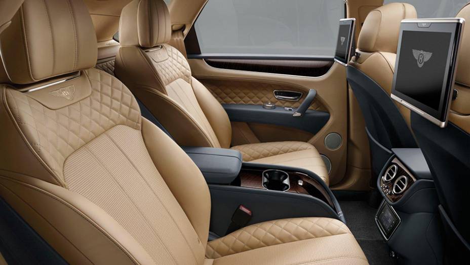 Na parte traseira, &eacute; poss&iacute;vel ter um banco &uacute;nico com tr&ecirc;s lugares ou dois bancos individuais | <a href="https://beta-develop.quatrorodas.abril.com.br//noticias/fabricantes/bentley-bentayga-eleva-patamar-suvs-luxo-903320.shtml" target="_blank" rel="migration">Leia mais</a>