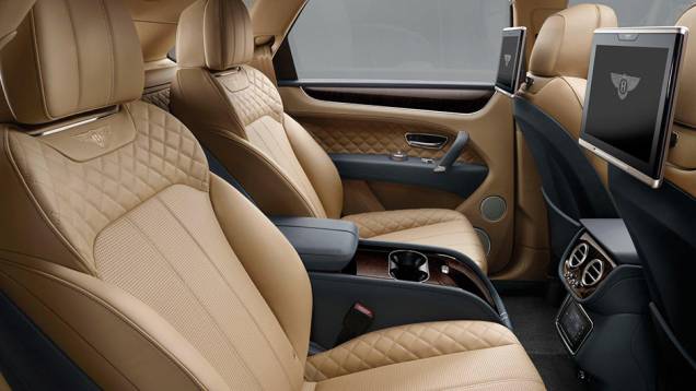 Na parte traseira, é possível ter um banco único com três lugares ou dois bancos individuais | <a href="https://beta-develop.quatrorodas.abril.com.br//noticias/fabricantes/bentley-bentayga-eleva-patamar-suvs-luxo-903320.shtml" target="_blank" rel="migration">Leia mais</a> Na parte traseira, é possível ter um banco único com três lugares ou dois bancos individuais | <a href="https://beta-develop.quatrorodas.abril.com.br//noticias/fabricantes/bentley-bentayga-eleva-patamar-suvs-luxo-903320.shtml" target="_blank" rel="migration">Leia mais</a>