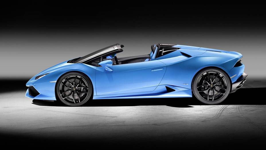 O teto de tecido pode ser acionado completamente em 17 segundos | <a href="https://beta-develop.quatrorodas.abril.com.br/noticias/fabricantes/lamborghini-huracan-spyder-revelado-prioriza-conforto-interno-904960.shtml" target="_blank" rel="migration">Leia mais</a>