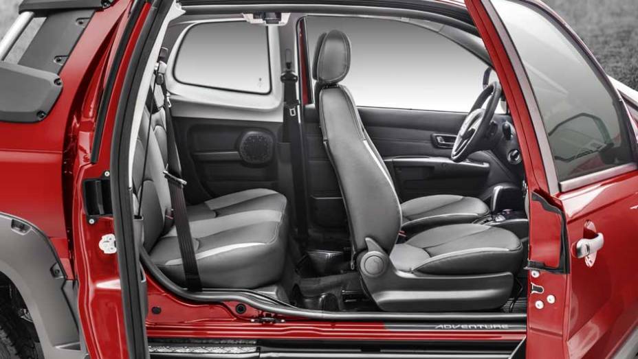 Posicionada do lado direito, a terceira porta só pode ser aberta quando a porta do passageiro também está aberta | <a href="https://beta-develop.quatrorodas.abril.com.br/carros/lancamentos/fiat-strada-2014-757188.shtml" rel="migration">Leia mais</a> Posicionada do lado direito, a terceira porta só pode ser aberta quando a porta do passageiro também está aberta | <a href="https://beta-develop.quatrorodas.abril.com.br/carros/lancamentos/fiat-strada-2014-757188.shtml" rel="migration">Leia mais</a>
