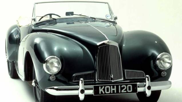 DB1 (1948): os 90 cv do motor 2.0 levavam o leve ve&iacute;culo aos 150 km/h; foi o primeiro modelo da linha DB, batizada com as iniciais de David Brown, ent&atilde;o investidor da marca