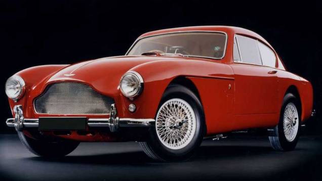 DB Mark III (1957): evolu&ccedil;&atilde;o do pouco conhecido DB3, inaugurou a grade frontal que se tornaria caracter&iacute;stica marcante dos modelos Aston Martin; o motor de seis cilindros tinha 162 cv