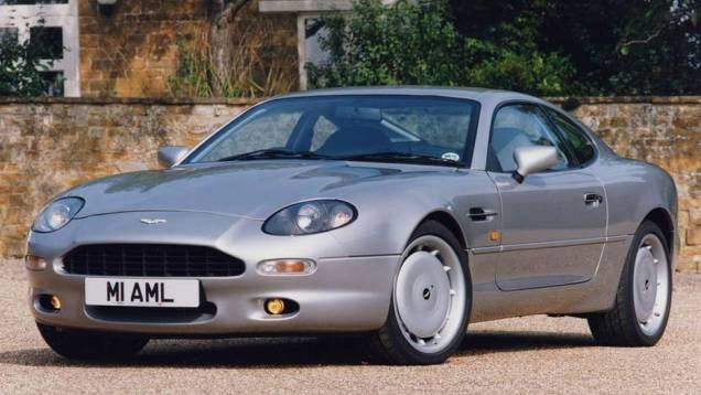 DB7 (1994): apresentado no Sal&atilde;o de Genebra de 1993, s&oacute; chegou &agrave;s ruas tr&ecirc;s anos depois; foi atualizado em 1999, dando origem ao DB7 Vantage
