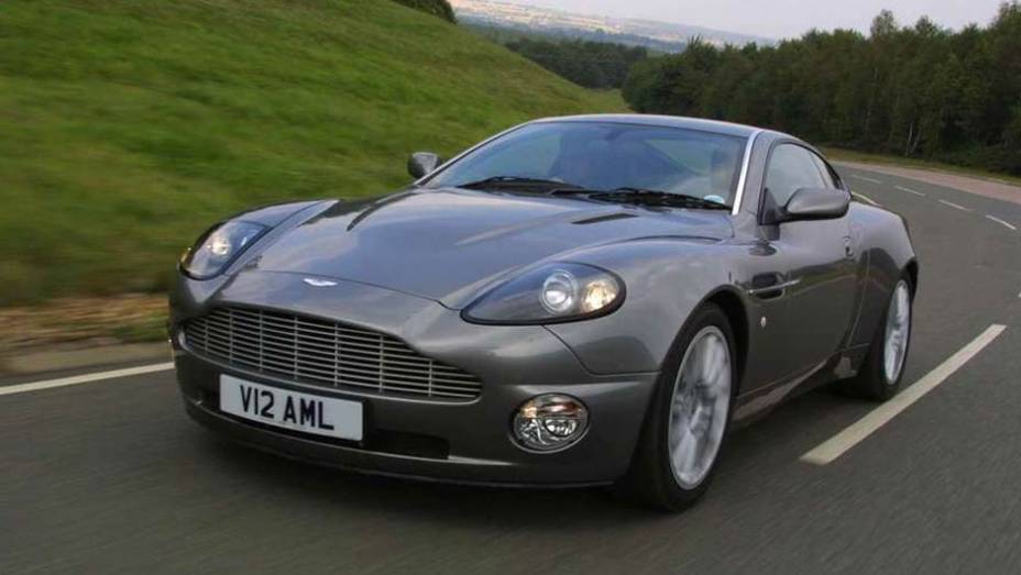 V12 Vantage (2001): o motor 6.0 V12 entregava 460 cv, mas o grande destaque era a eficiência da transmissão sequencial, que trocava as marchas em menos de 250 milissegundos V12 Vantage (2001): o motor 6.0 V12 entregava 460 cv, mas o grande destaque era a eficiência da transmissão sequencial, que trocava as marchas em menos de 250 milissegundos