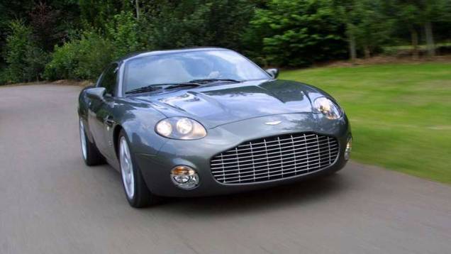 DB7 Vantage Zagato (2002): 15 anos ap&oacute;s o &uacute;ltimo projeto feito em conjunto com a Zagato, a Aston Martin chamou o est&uacute;dio italiano para criar uma vers&atilde;o exclusiva do DB7 Vantage; a enorme grade frontal identifica o carro