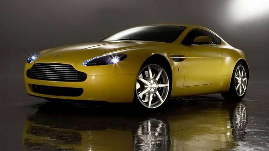 V8 Vantage (2005): dois anos após ser mostrado como carro-conceito, foi lançado para inaugurar a nova identidade visual da marca, adotada nos lançamentos posteriores V8 Vantage (2005): dois anos após ser mostrado como carro-conceito, foi lançado para inaugurar a nova identidade visual da marca, adotada nos lançamentos posteriores