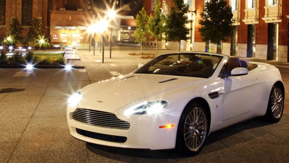 V8 Vantage (2009): originalmente lançado em 2005, recebeu algumas melhorias quatro anos depois, incluindo mais potência e nova transmissão V8 Vantage (2009): originalmente lançado em 2005, recebeu algumas melhorias quatro anos depois, incluindo mais potência e nova transmissão