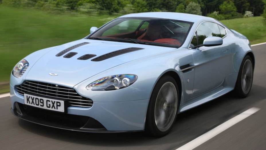 V12 Vantage (2010): os 510 cv gerados pelo motor 6.0 com 12 cilindros em V levam o cupê aos 305 km/h V12 Vantage (2010): os 510 cv gerados pelo motor 6.0 com 12 cilindros em V levam o cupê aos 305 km/h