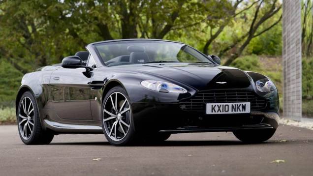 V8 Vantage N420 (2011): sucessor do exclusivo V8 Vantage N400, &eacute; 27 quilos mais leve do que a vers&atilde;o convencional, gra&ccedil;as &agrave; ado&ccedil;&atilde;o de fibra de carbono em v&aacute;rios componentes