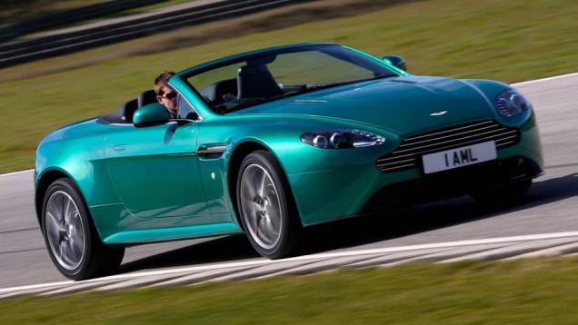 V8 Vantage S Roadster (2012): vers&atilde;o mais nervosa do j&aacute; r&aacute;pido V8 Vantage, traz uma nova transmiss&atilde;o automatizada entre os destaques